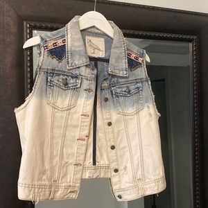 Purchased at Buckle not sure who makes this